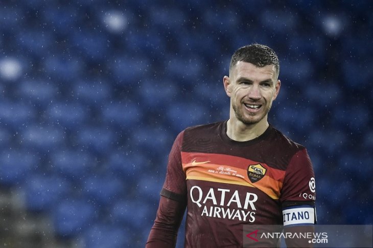 Edin Dzeko dicopot dari jabatan kapten AS Roma usai cekcok dengan pelatih