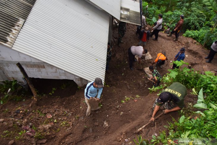Bencana Tanah Longsor di Madiun