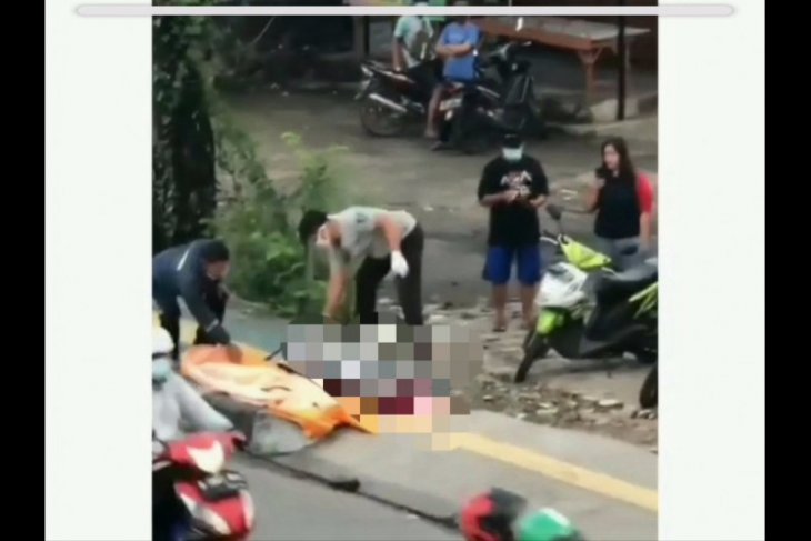 Seorang lansia tewas ditabrak truk saat boncengan motor