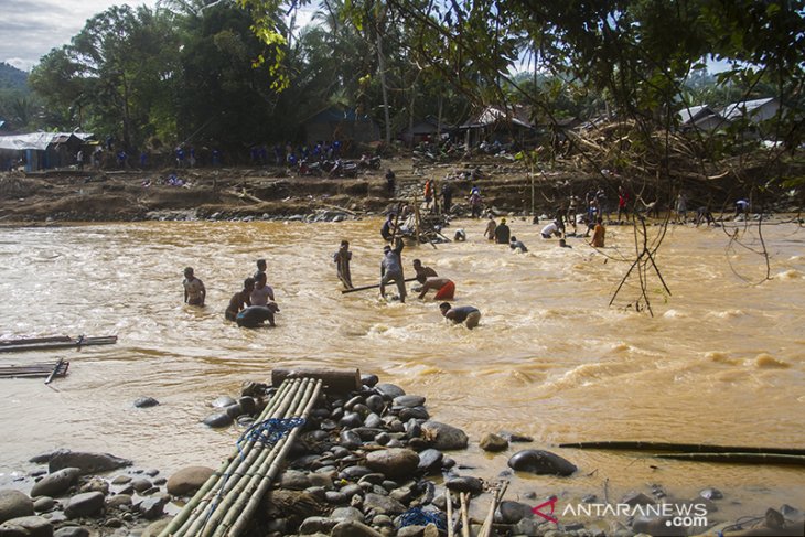 Warga Bergotong Royong Membuat Jembatan Darurat