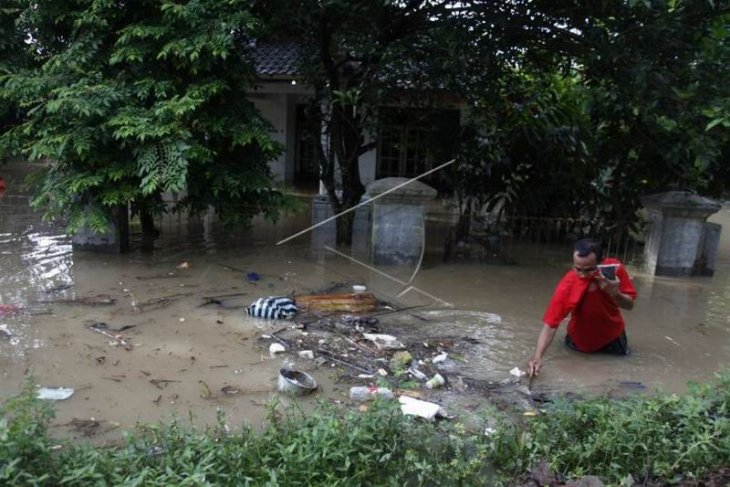 Banjir akibat meluapnya Sungai Bengawan Solo