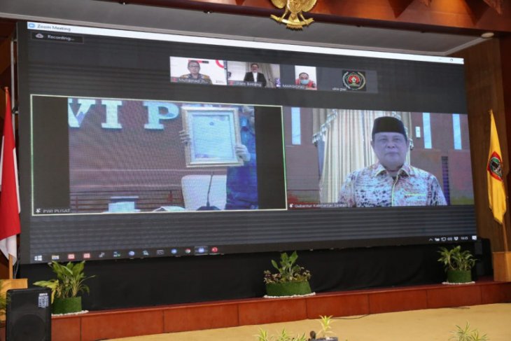 South Kalimantan Governor awarded PWI's Gold Pen