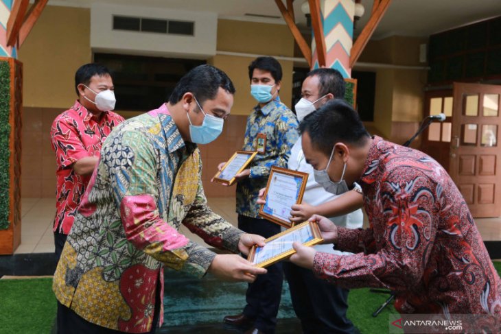 Pemkot Tangerang berikan penghargaan peduli lingkungan kepada sekolah dan perusahaan