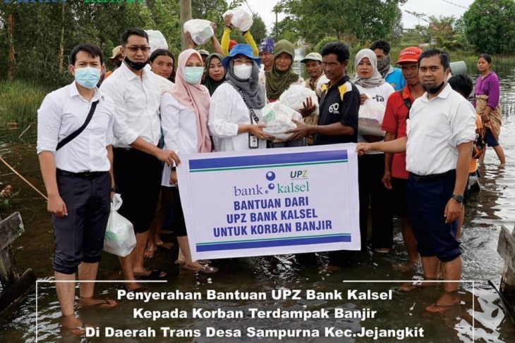 UPZ Bank Kalsel Serahkan Bantuan Korban Banjir