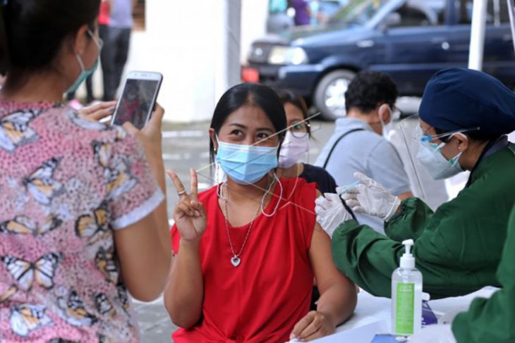 Vaksinasi massal COVID-19 di Denpasar