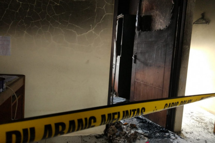 Diduga cemburu, istri tukang ojek online tega bakar suami