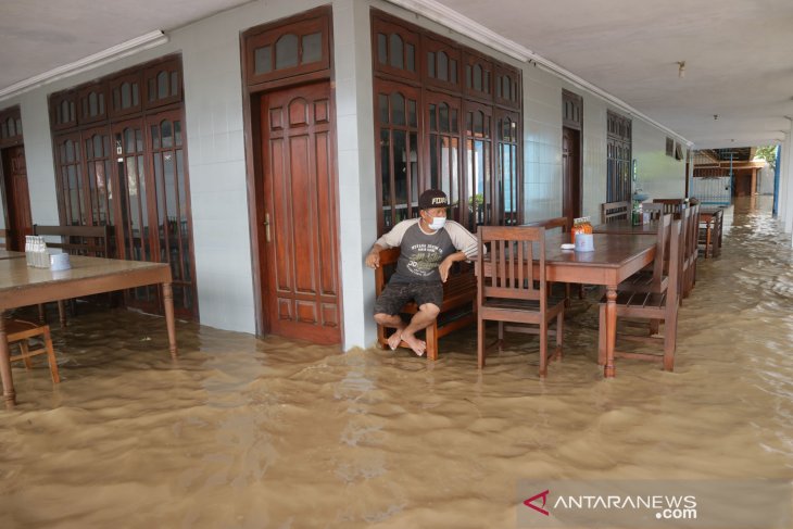 Jalan Nasional di Jombang Tergenang Banjir