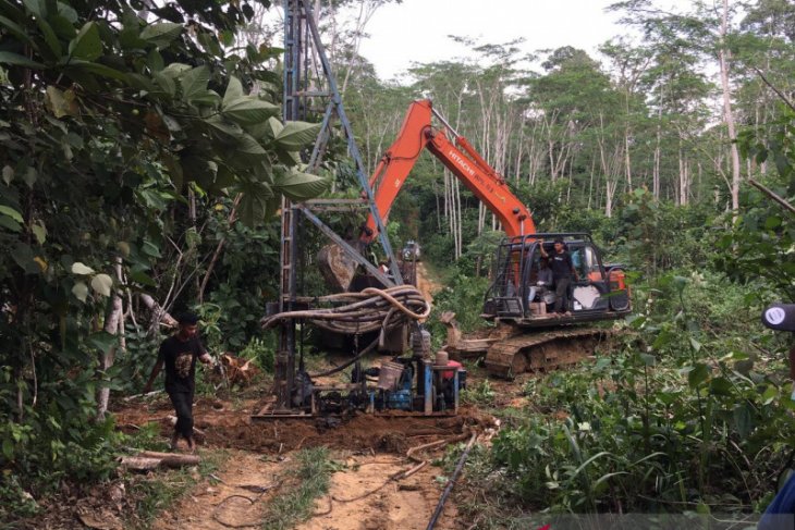 Polda Jambi menutup puluhan sumur minyak ilegal dan potong pipa