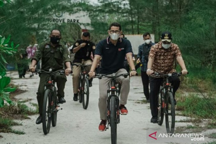 Menparekraf tinjau rencana pengembangan hutan sosial di Belitung