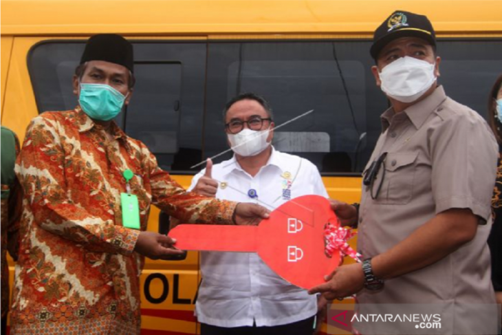 Penyerahan bantuan bus sekolah