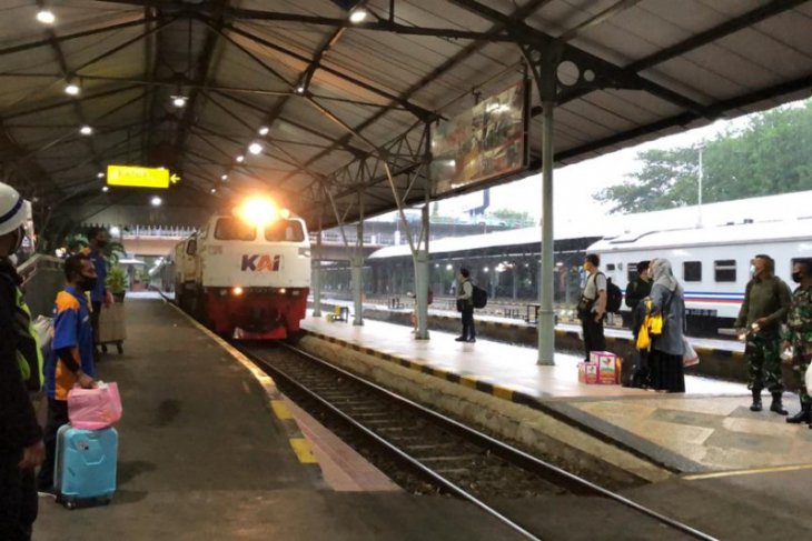 Sejumlah KA Daop Surabaya terlambat tiba akibat banjir Semarang