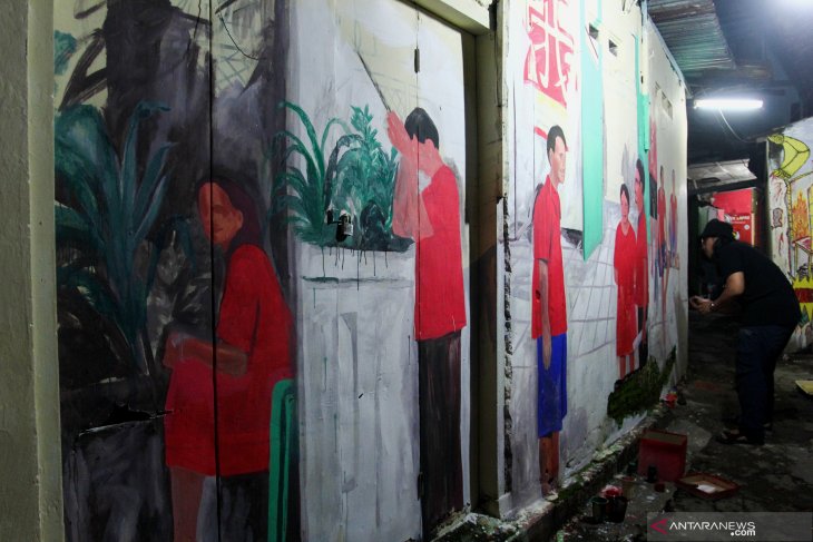 Melukis mural di kampung pecinan