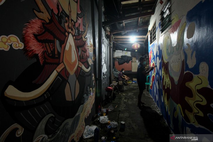 Melukis mural di kampung pecinan