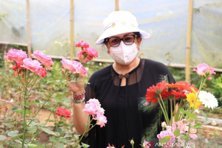 Putri Koster ajak florist gunakan bunga hasil pertiwi Bali