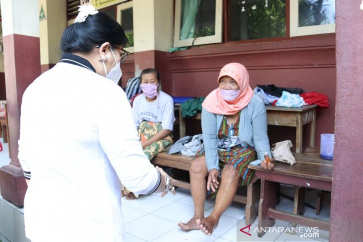 Putri Koster semangati para pemulung korban kebakaran