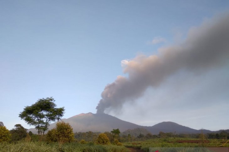 Hari Ini Kolom Abu Vulkanik Erupsi Gunung Raung Capai 2.000 Meter ...