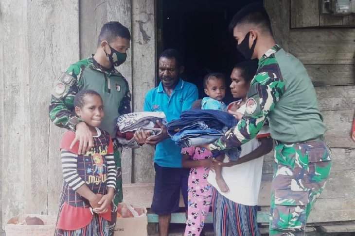 Warga kampung di perbatasan Indonesia terima bantuan pakaian dari TNI