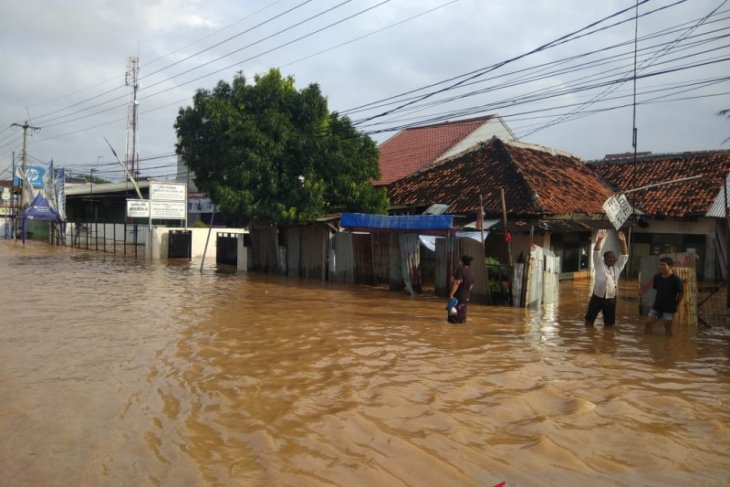 Aparat Pemkab Karawang diminta sigap bantu korban banjir dan puting beliung