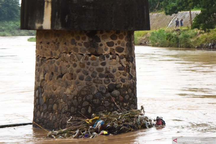 Jembatan Ditutup karena Ambles