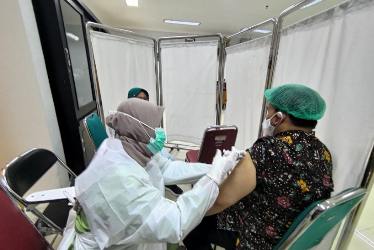 Vaksinasi COVID-19 sudah dilakukan kepada 1.269.905 tenaga kesehatan