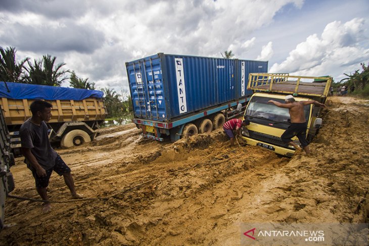 Pasca Banjir Jalan Nasional Rusak Parah