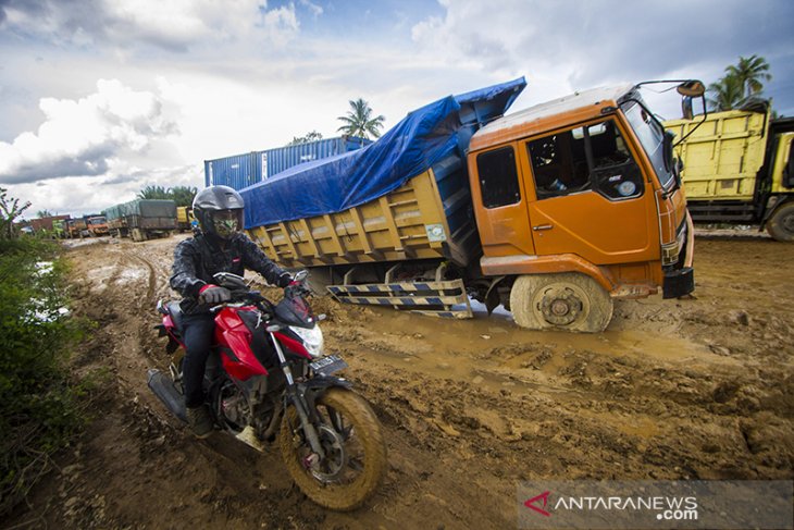 Pasca Banjir Jalan Nasional Rusak Parah