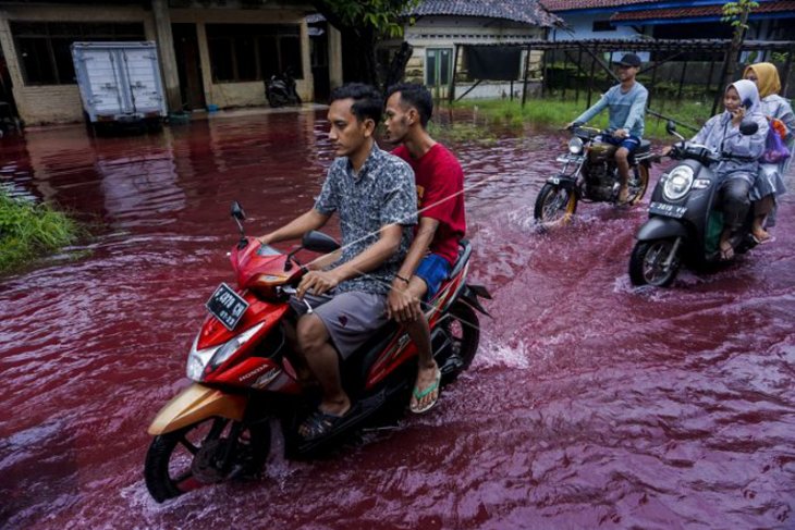 Banjir Warna Merah di Pekalongan