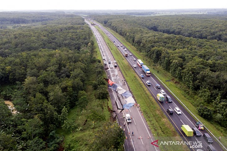 Jalan tol Cikopo Palimanan KM 122 amblas 