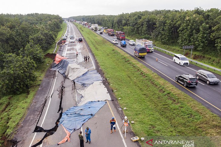 Jalan tol Cikopo Palimanan KM 122 amblas 