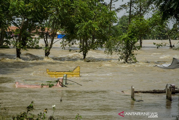 TPU terendam banjir di Pamanukan 