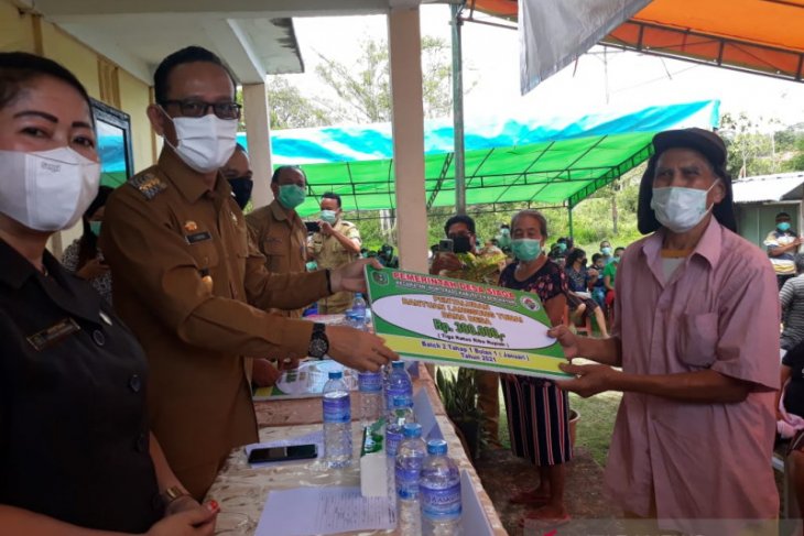 Pj Bupati Bengkayang serahkan BLT-DD pertama 2021