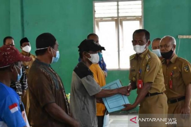 Bupati Tanah Laut serahkan 47 BPKP dan pas kecil ke pemilik kapal