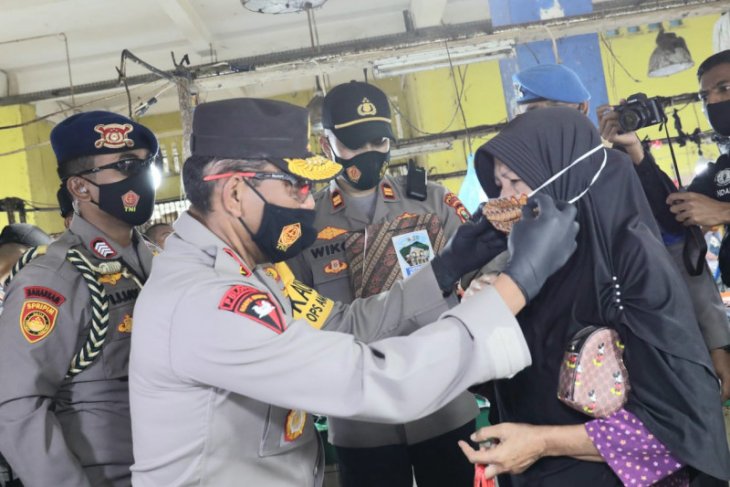 Kapolda Malut bagikan masker di tempat keramaian di Kota Ternate