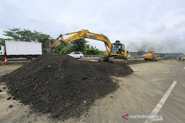 Perbaikan jalan ambles Tol Cipali 