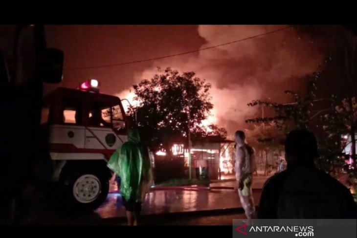 Empat rumah warga hangus terbakar di tengah hujan lebat