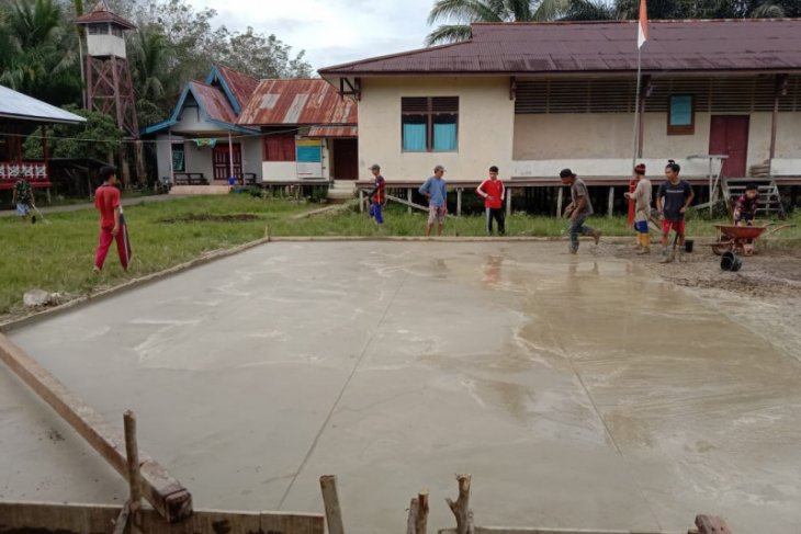 Karang Taruna perbatasan RI-Malaysia gotong royong bangun sarana olahraga