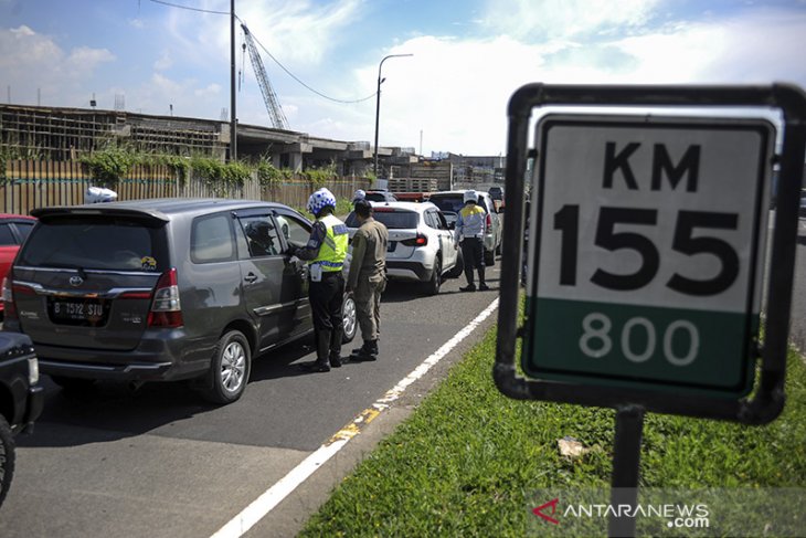 Penyekatan kendaraan di gerbang keluar tol Cileunyi 