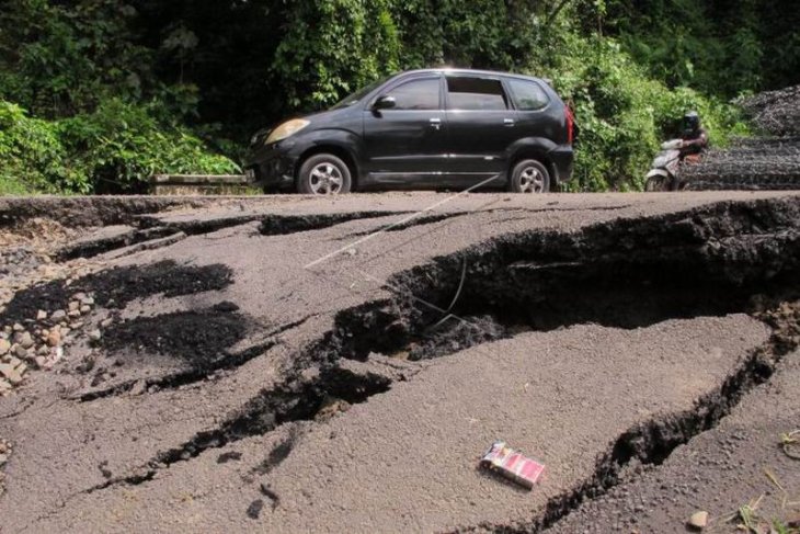 Jalan ambles di jalur Weleri-Temanggung