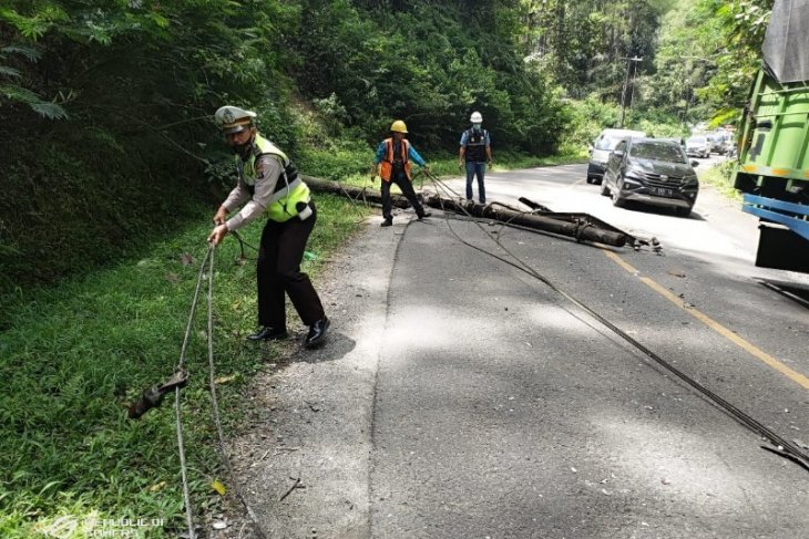 Satu mobil tertimpa tiang listrik di lintas Parapat, pengendara luka ringan
