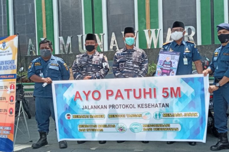 Lanal - KSOP Ternate bagikan masker gratis ke jamaah Masjid Al-Munawwar