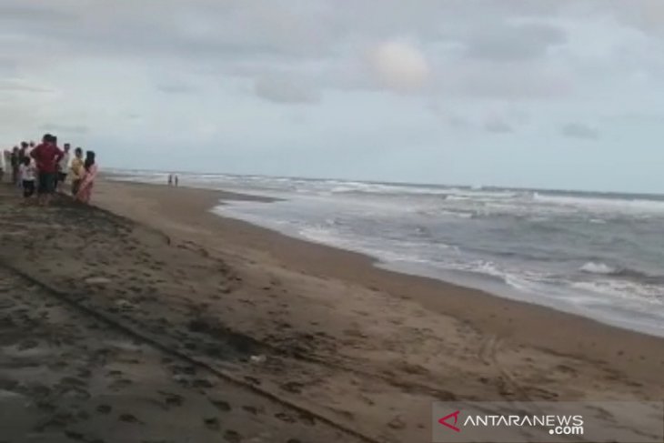 Petugas gabungan cari mahasiswa terseret ombak laut