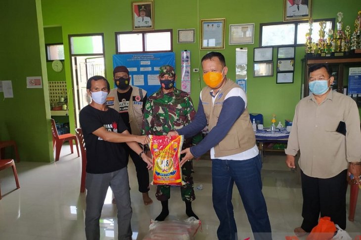 Gubernur Babel salurkan sembako di Desa Bencah jalani PPKM mikro