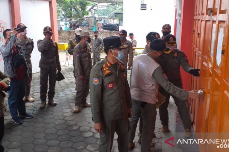 Tutup tempat hiburan di JLS, petugas temukan dua gudang miras