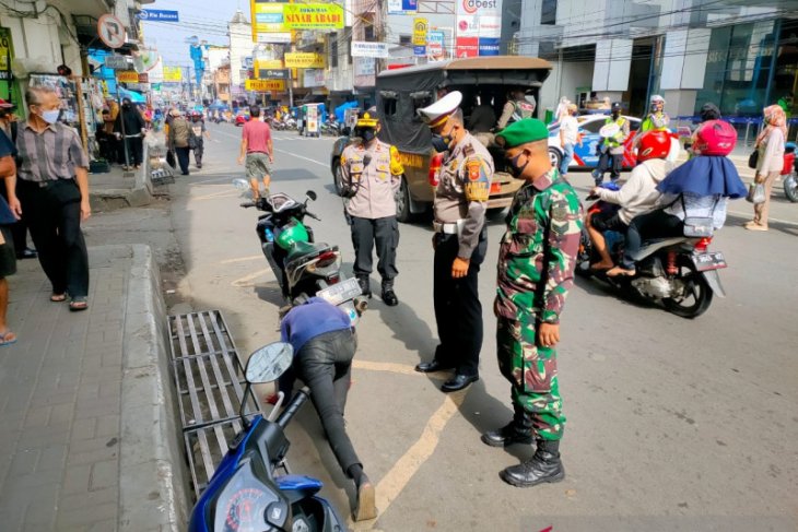 Tekan kasus COVID-19 di Sukabumi , petugas gabungan tindak tegas pelanggar PPKM