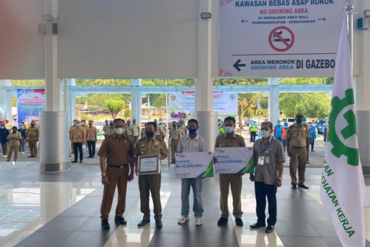 BPJAMSOSTEK serahkan santunan jaminan kematian dua pegawai honor Pemprov Maluku