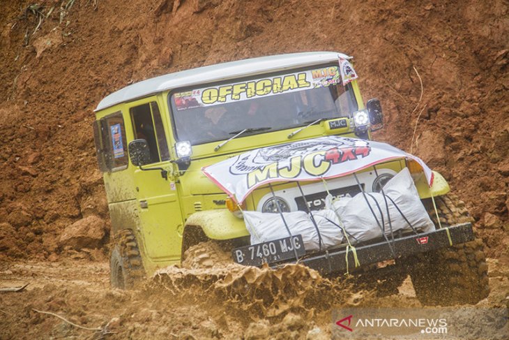 Komunitas Offroad MJC Kalsel Salurkan Bantuan Di Pedalaman Meratus