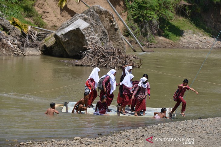 Murid gunakan rakit bambu seberangi sungai di pedalaman Aceh