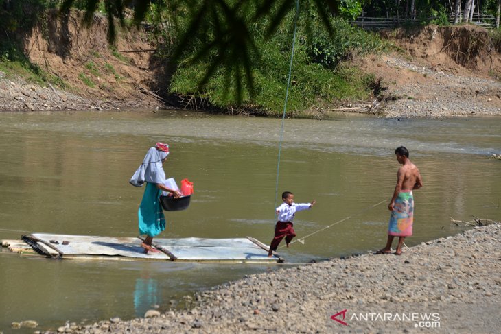 Murid gunakan rakit bambu seberangi sungai di pedalaman Aceh