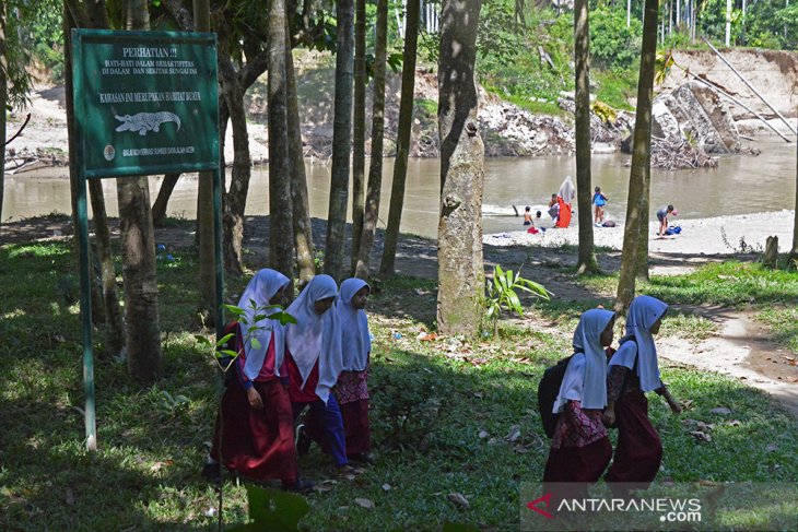 Murid gunakan rakit bambu seberangi sungai di pedalaman Aceh