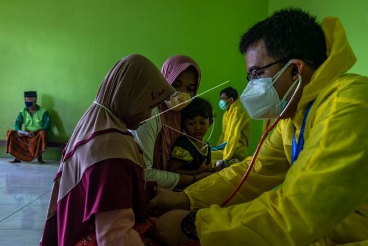 Pemeriksaan kesehatan warga korban banjir